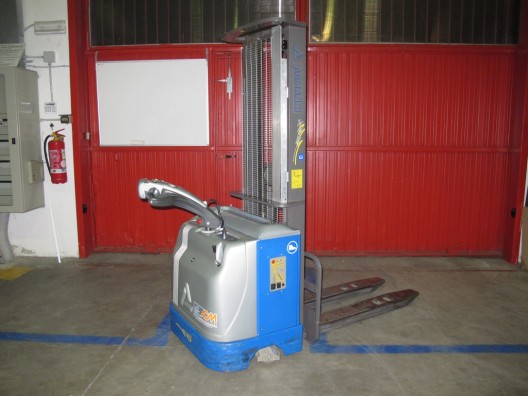 Carrello elevatore a batteria uomo a terra usato a norme CE