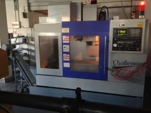 Centro di lavoro verticale Challenger Microcut VMC 800 usato