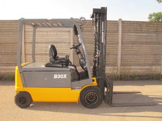 Carrello elevatore elettrico DOOSAN B30X-5 "CE" usato