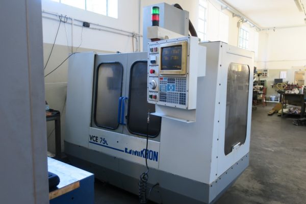 Centro di lavoro verticale MIKRON HAAS 750 VF 2 usato