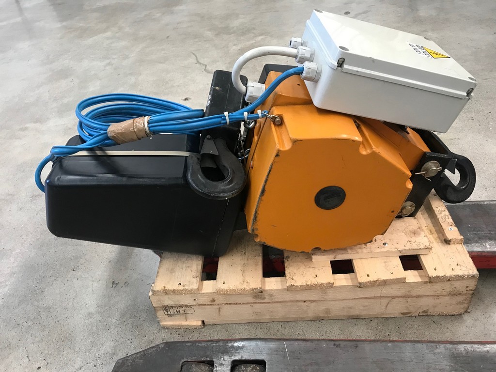 Paranco elettrico portata 1000 Kg. SAPORITI usato norme CE