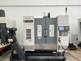 Centro di lavoro verticale 4 assi AKIRA SEIKI 2.5 XP usato