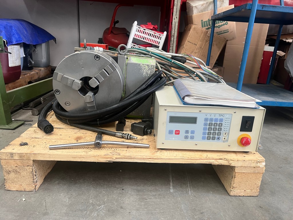Divisore cnc con controllo esterno TSUDAKOMA RZ 200 usato